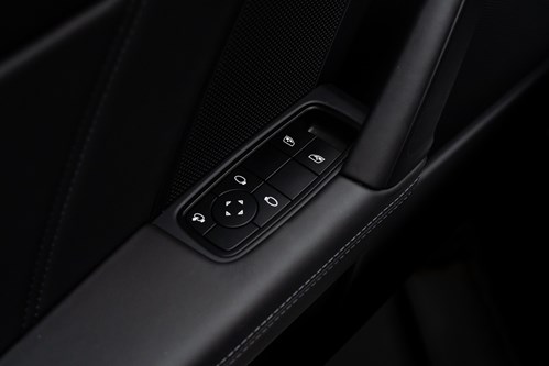 Porsche 911 Turbo S noire-73