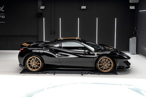 Ferrari 488 Pista noire et or-54