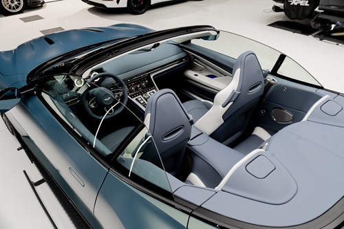 Aston Martin DB12 Volante bleue-74