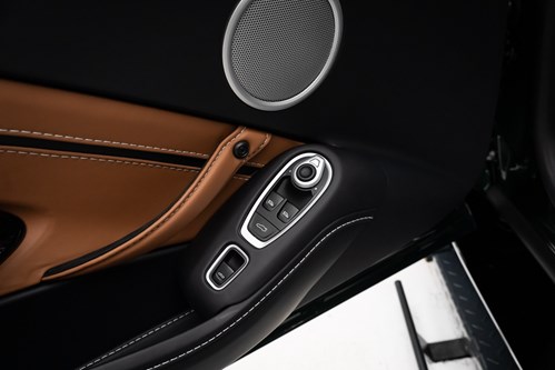 Aston Martin Vantage verte et blance V12-097