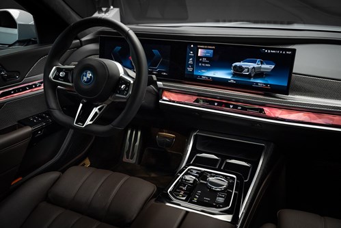 BMW I7-084