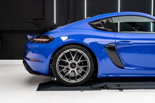 Porsche GT4 RS bleue jantes noires-05