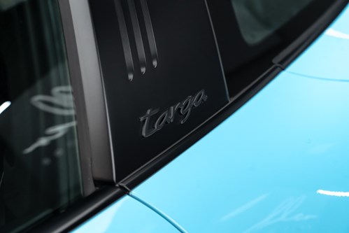 Porsche 911 Targa GTS Miami blue-37