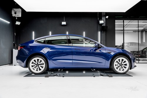 Tesla Model 3 bleu-180