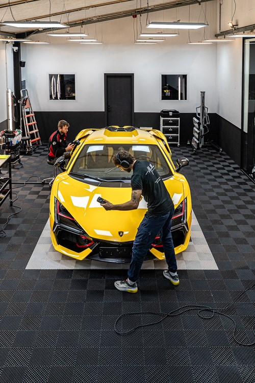 Lamborghini Revuelto jaune-25