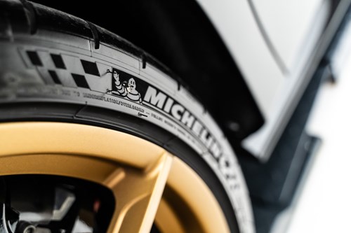 Ferrari 488 Pista noire et or-12