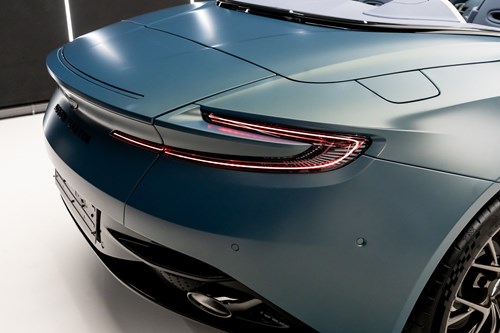 Aston Martin DB12 Volante bleue-62