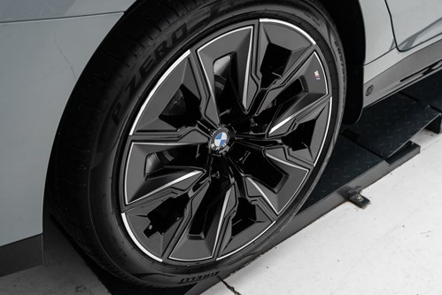 BMW I7-107