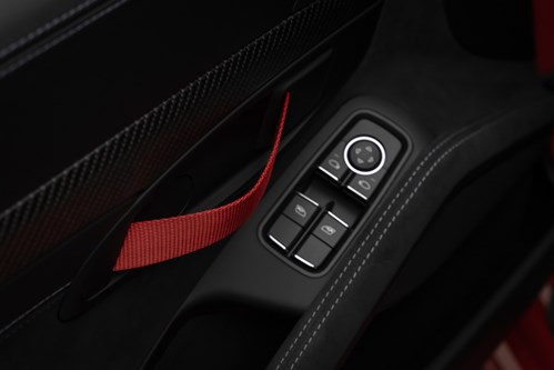 Porsche GT4 RS rouge-48