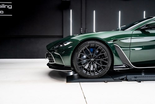 Aston Martin Vantage verte et blance V12-125