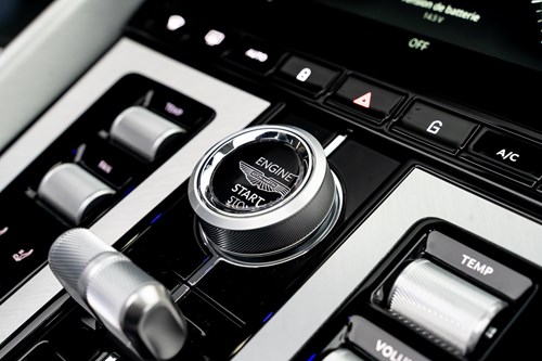 Aston Martin DB12 Volante bleue-71