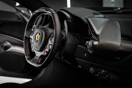 Ferrari 488 Pista noire et or-52