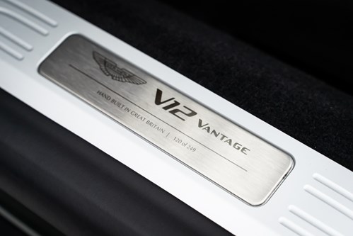 Aston Martin Vantage verte et blance V12-098