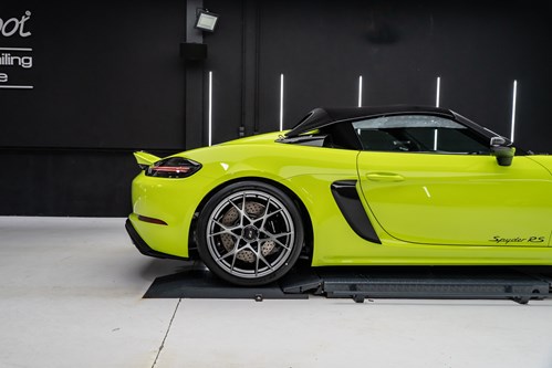 Porsche Spyder RS jaune-50