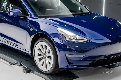 Tesla Model 3 bleu-160