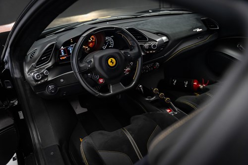 Ferrari 488 Pista noire et or-46
