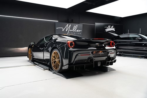 Ferrari 488 Pista noire et or-44