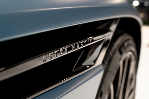 Aston Martin DB12 Volante bleue-48