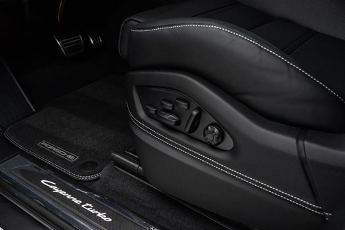 Porsche Cayenne Turbo gris foncé-094