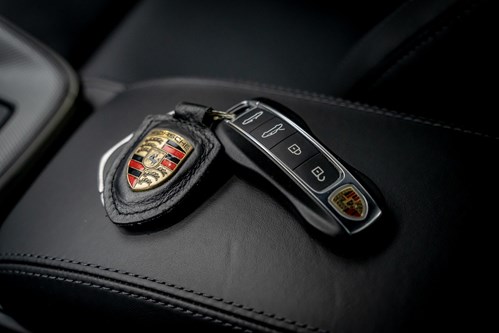 Porsche 911 Targa noire-75