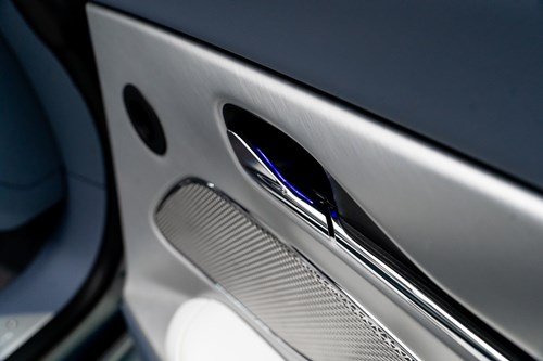 Aston Martin DB12 Volante bleue-73