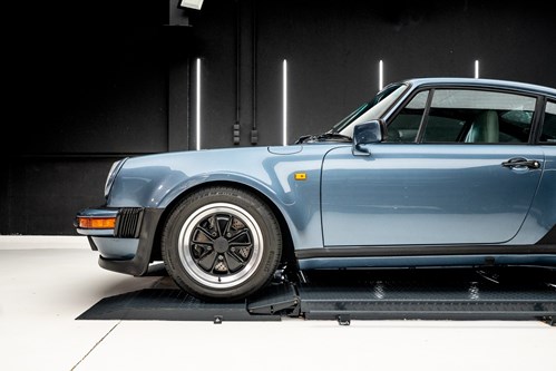 Porsche 930 turbo bleue-57