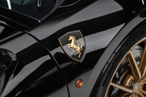 Ferrari 488 Pista noire et or-56