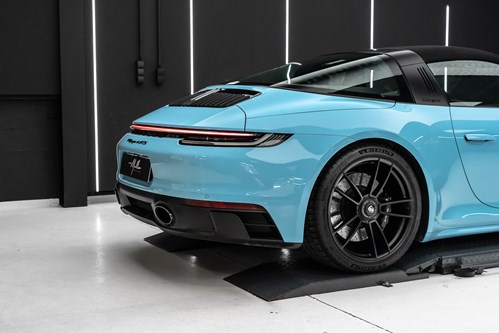Porsche 911 Targa GTS Miami blue-48