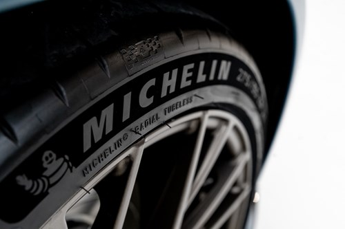 Aston Martin DB12 Volante bleue-49