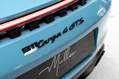 Porsche 911 Targa GTS Miami blue-56