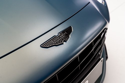 Aston Martin DB12 Volante bleue-43