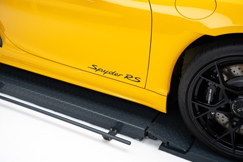 Porsche Spyder RS jaune-34