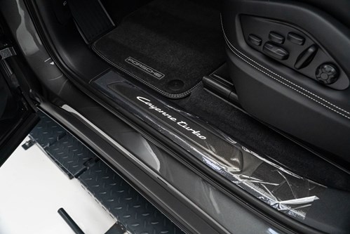 Porsche Cayenne Turbo gris foncé-093
