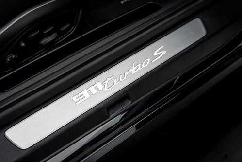 Porsche 911 Turbo S noire-63
