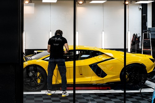 Lamborghini Revuelto jaune-16
