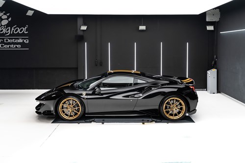 Ferrari 488 Pista noire et or-17
