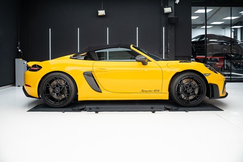 Porsche Spyder RS jaune-31