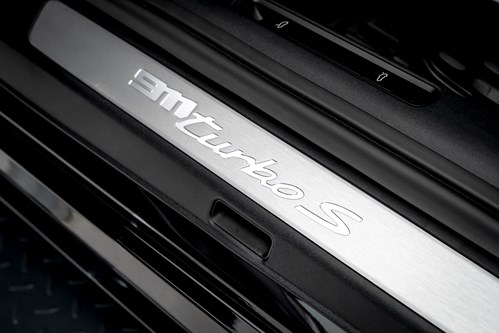 Porsche 911 Turbo S noire-77