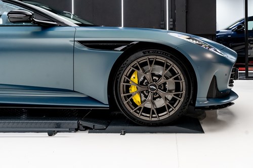 Aston Martin DB12 Volante bleue-46