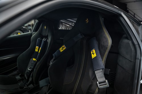 Ferrari 488 Pista noire et or-48