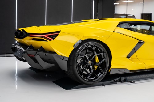 Lamborghini Revuelto jaune-67