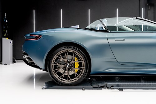Aston Martin DB12 Volante bleue-61