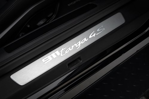 Porsche 911 Targa noire-59