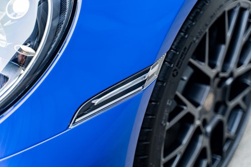 Porsche Carrera 4 bleue-140