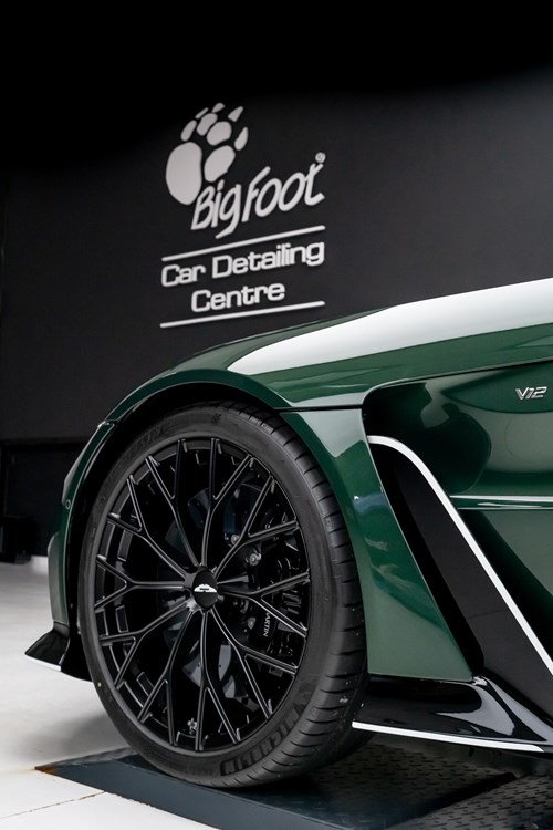 Aston Martin Vantage verte et blance V12-126