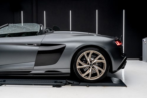 Audi R8-195